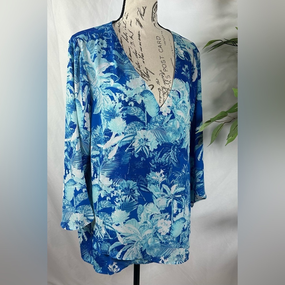 Elegant Blue and White Blouse with Chic Design 💙 - Picture 8 of 11